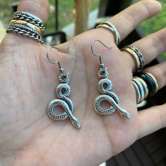 Silver snake set ( earrings + necklace ) goth Halloween spooky jewelry sets - Picture 6 of 7